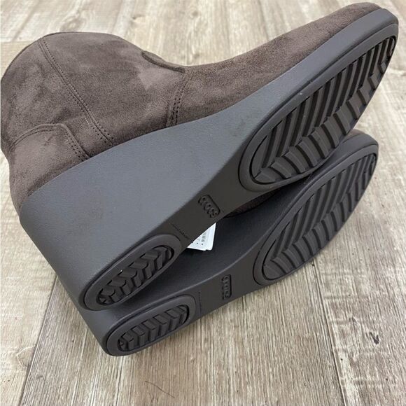 đ
şCrocsâLeigh Synth Suede Wedge Booties In Espresso - Picture 4 of 5